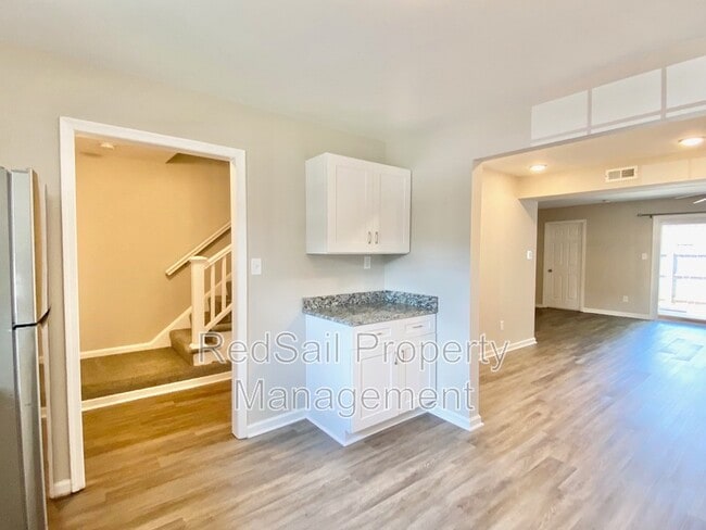 Photo - 398 Circuit Ln