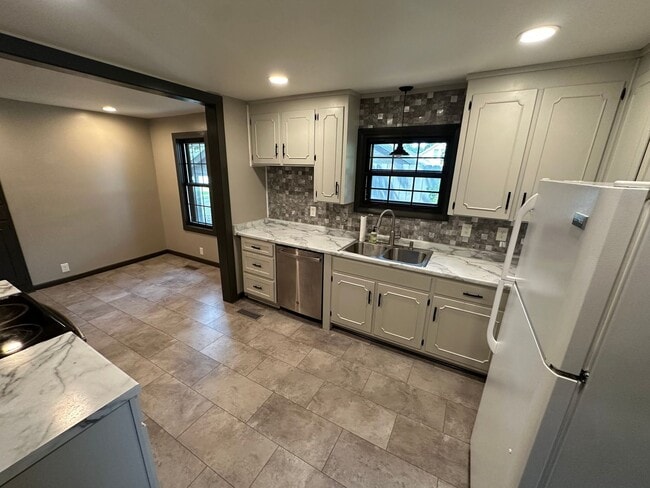 Photo - 408 Spence Ln