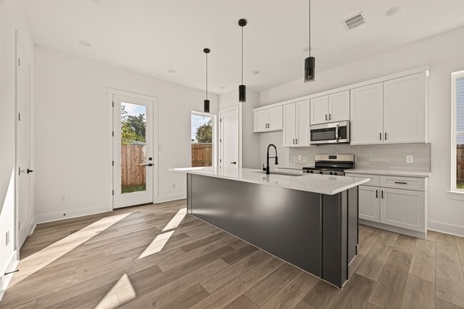 Building Photo - 2475 Carmel St