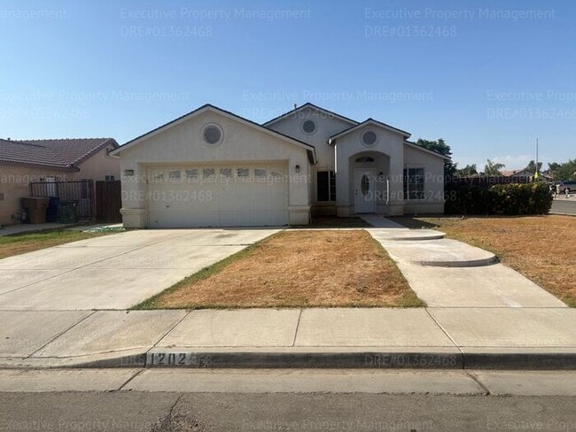Corner lot 4-bedroom, 2-bathroom home - Corner lot 4-bedroom, 2-bathroom home