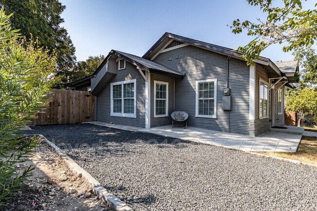 Photo - 210 Dumoulin Ave