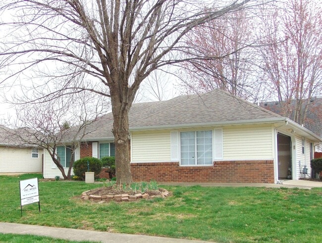 Photo - Charming 3 Bedroom Ranch In 7 Oaks!