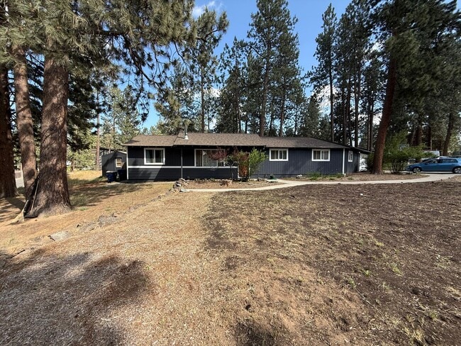 Building Photo - Spacious 4 Bed/3 Single Family Home in SW Bend - Large Backyard
