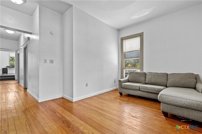 Photo - 527 W San Antonio St Unit 6