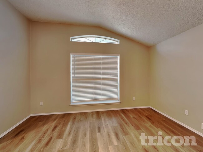 Photo - 327 Moss Hill Dr