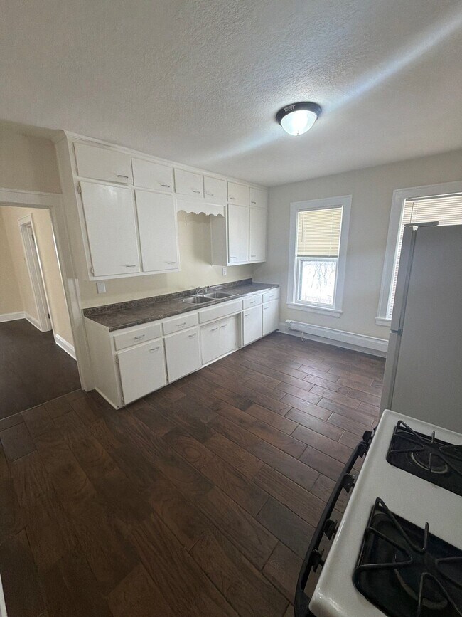 Photo - 583 Reaney Ave E