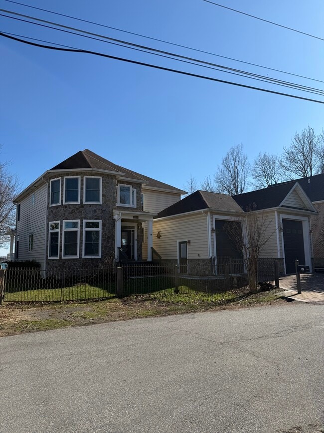 Photo - 943 Williams St