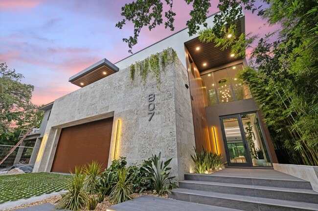 Building Photo - 807 SW 12th Ave