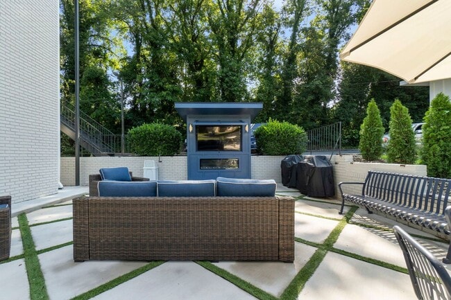 Photo - Furnished 1BR Studio w/ Fireplace & Deck – Prime Location! Unidad 8