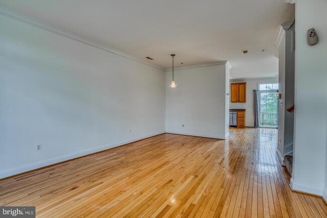 Photo - 855 Ramsay St