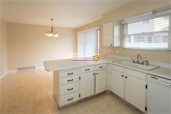 Photo - Spacious 4 Bedroom Murray Home