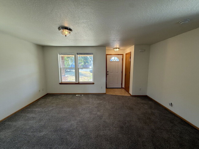 Photo - 6810 Aster St