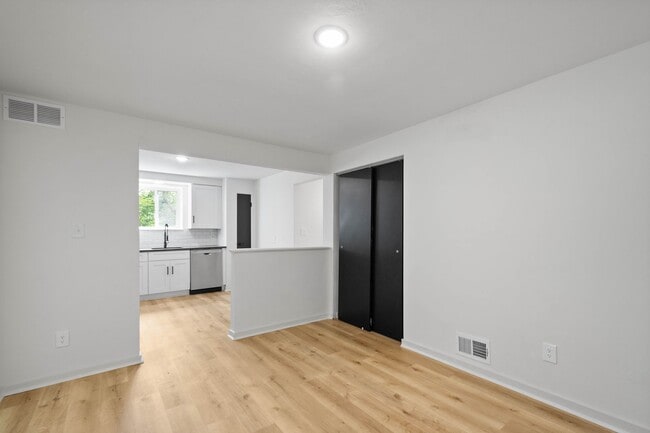 Photo - MOVE IN READY! FULLY RENOVATED 2-BEDROOM I... Unidad Apartment C