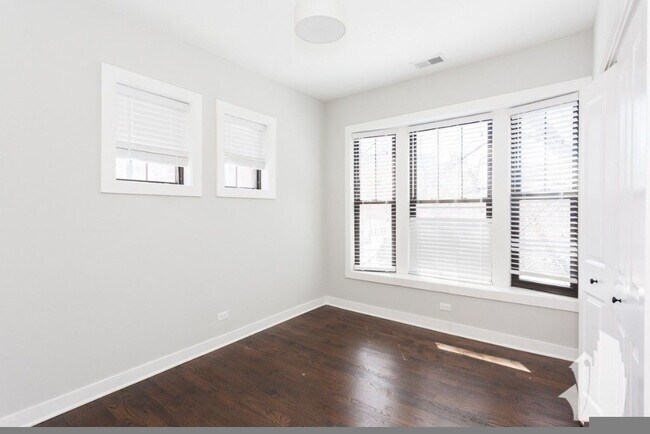 Photo - 1600 W Belle Plaine Ave