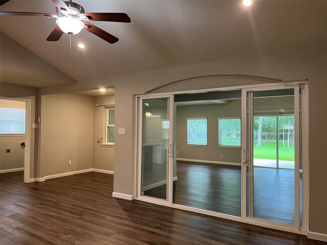 Photo - 304 S Shadowbend Dr