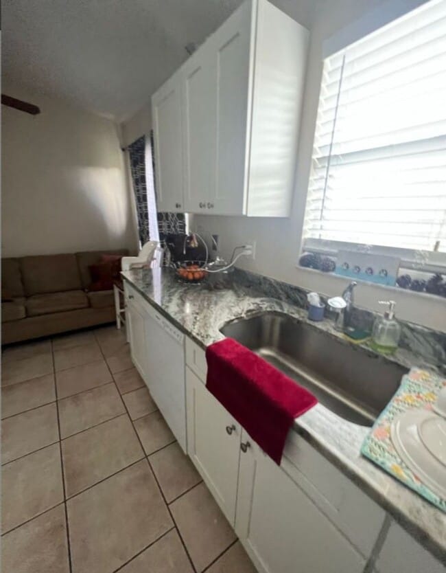 Photo - Beautiful 2/1 with fenced backyard