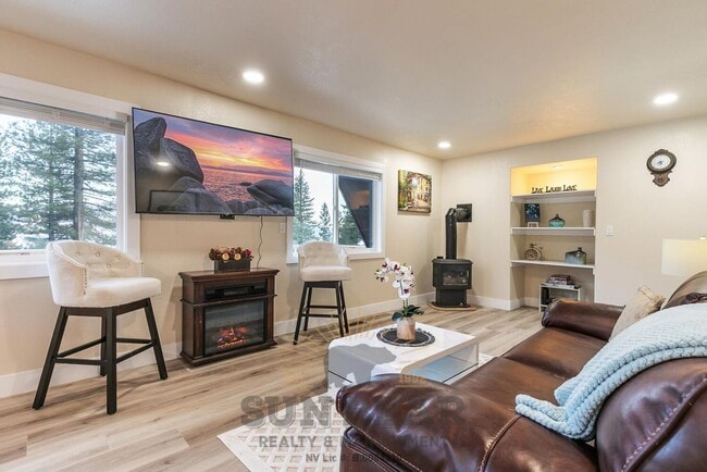Building Photo - Bright Home in Incline!