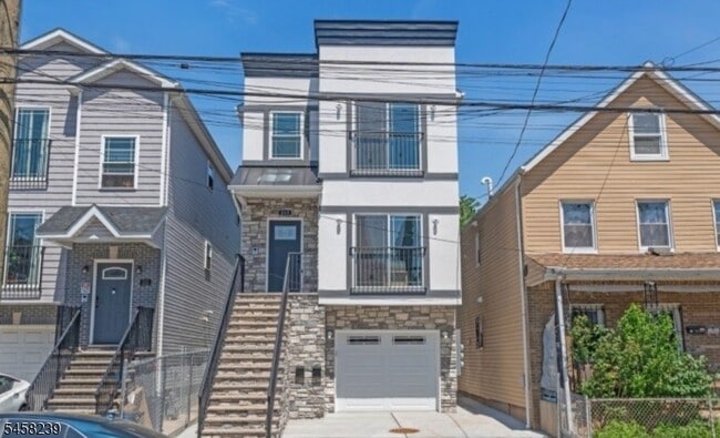 Building Photo - 213 Pine St Unit 1