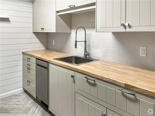 Building Photo - 475 Mount Vernon Hwy NE Unit 129C Rental