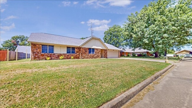 Photo - 4004 S Maple Ave