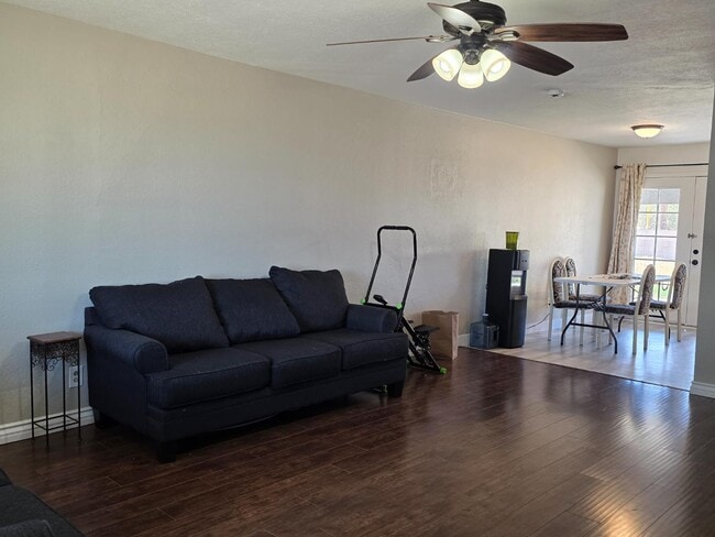 Photo - 25595 Cheryle St