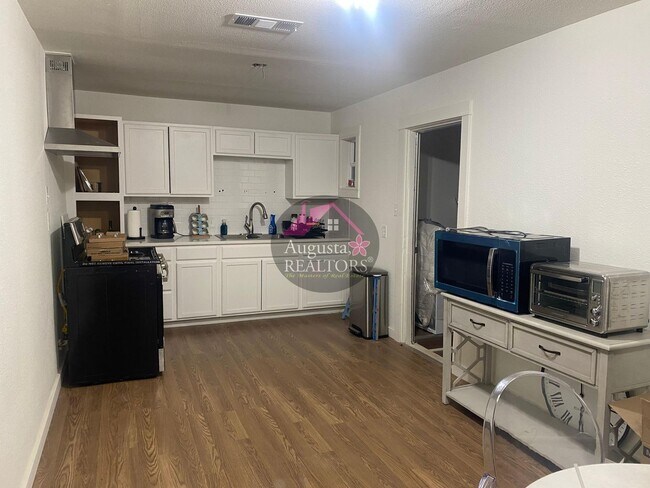 Photo - 1482 Burger St