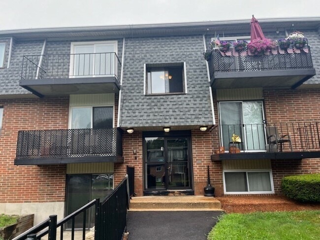 Building Photo - 176 Maple Ave Unit 1-1