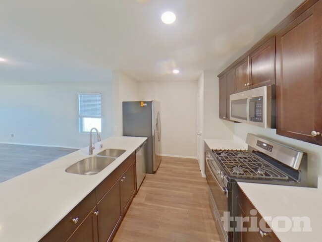 Photo - 746 Bayonet St