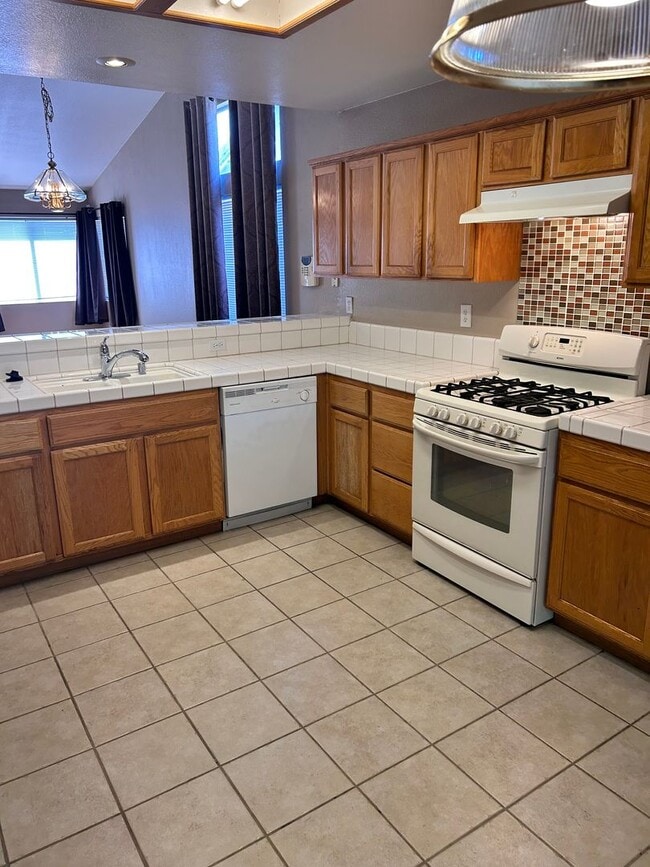 3 Bedroom/2 Full Bathrooms Stockton - 3 Bedroom/2 Full Bathrooms Stockton House