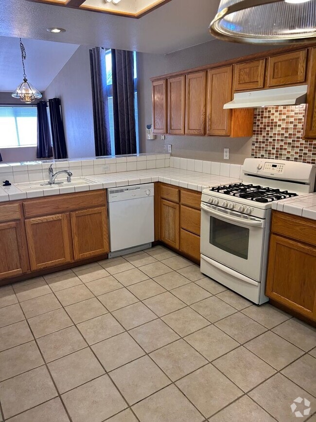 Building Photo - 3 Bedroom/2 Full Bathrooms Stockton Rental