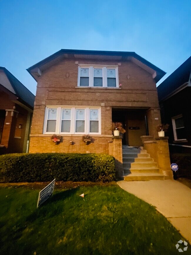 Building Photo - 5133 W Wrightwood Ave Rental