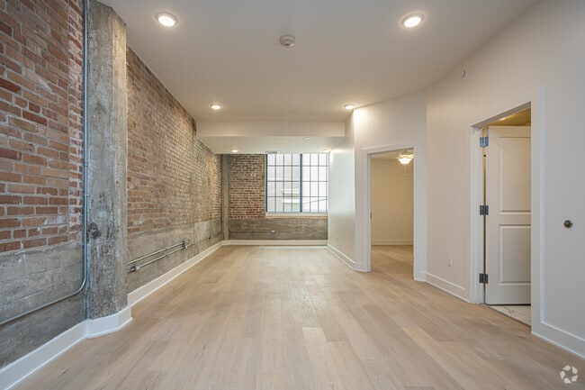 1BR, 1BA - 848SF