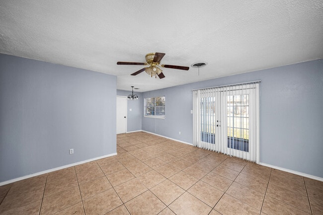 Photo - 4605 SW H Ave