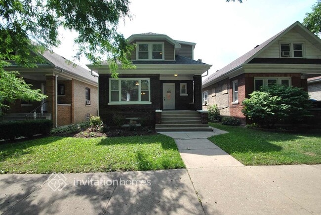 Building Photo - 5026 N Avers Ave