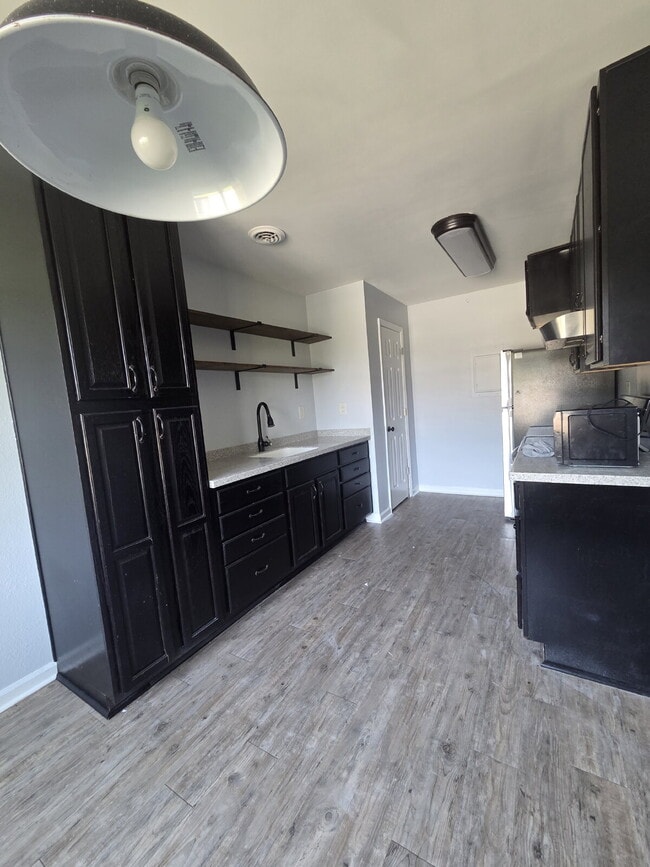 Photo - Cozy 1 Bedroom Retreat with Stylish LVP Flooring Unidad B