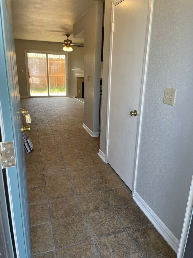 Photo - 722 W Collins St