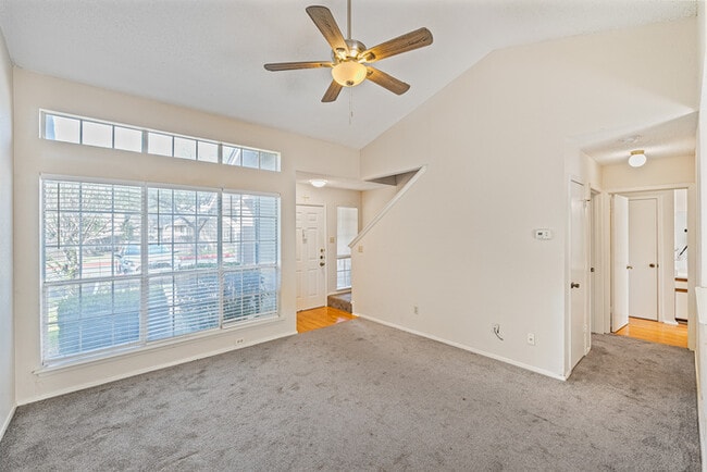 Photo - 1015 E Yager Ln