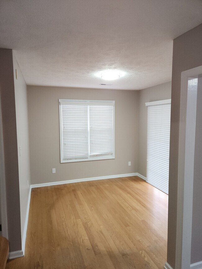 Photo - 886 Castlewood Dr