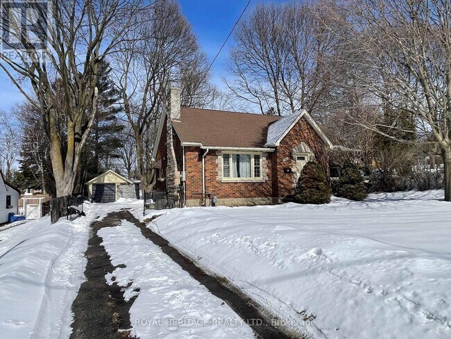 Photo - 1052 King St E