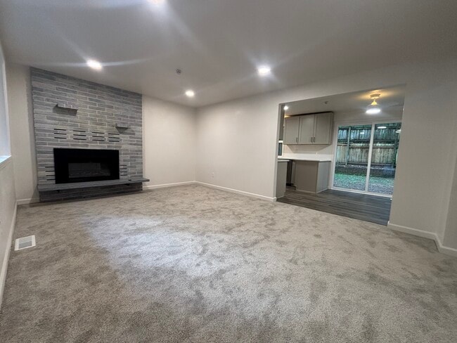 Photo - 4435 Fir Dr NE