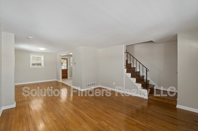 Photo - 305 Capitol Ct