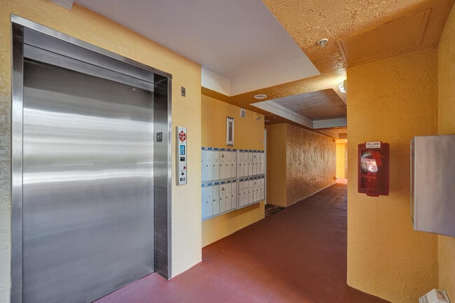 Photo - 1450 SE 3rd Ave Unidad 305