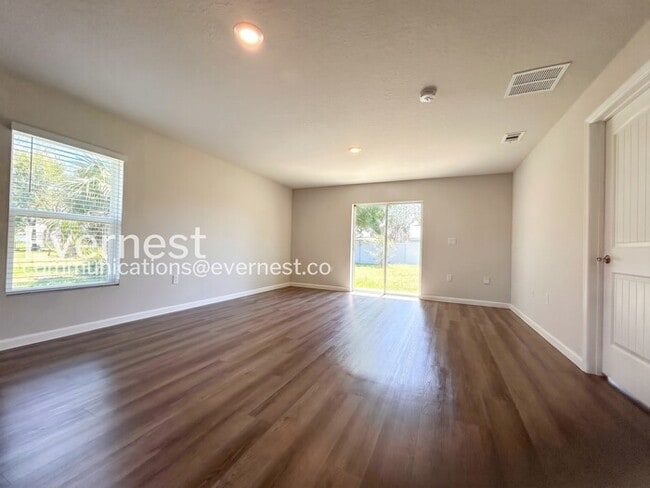 Photo - 8 Round Table Ln