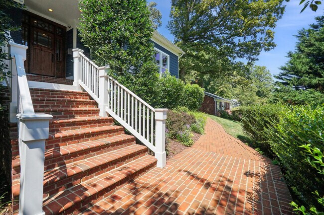 1530 Forest Villa Ln
