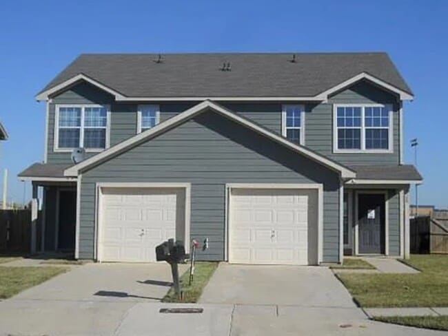 Building Photo - 3 Bed 2.5 Bath Two story half duplex for lease in Ft. Worth, TX!