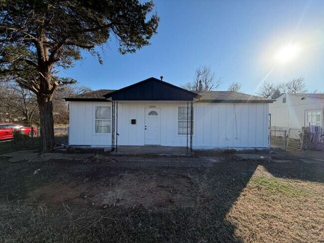 Building Photo - 3200 SW 44th St