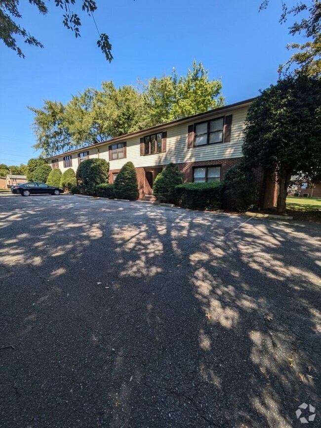 Building Photo - 1BD/1BA Second Floor Unit in Hickory Rental