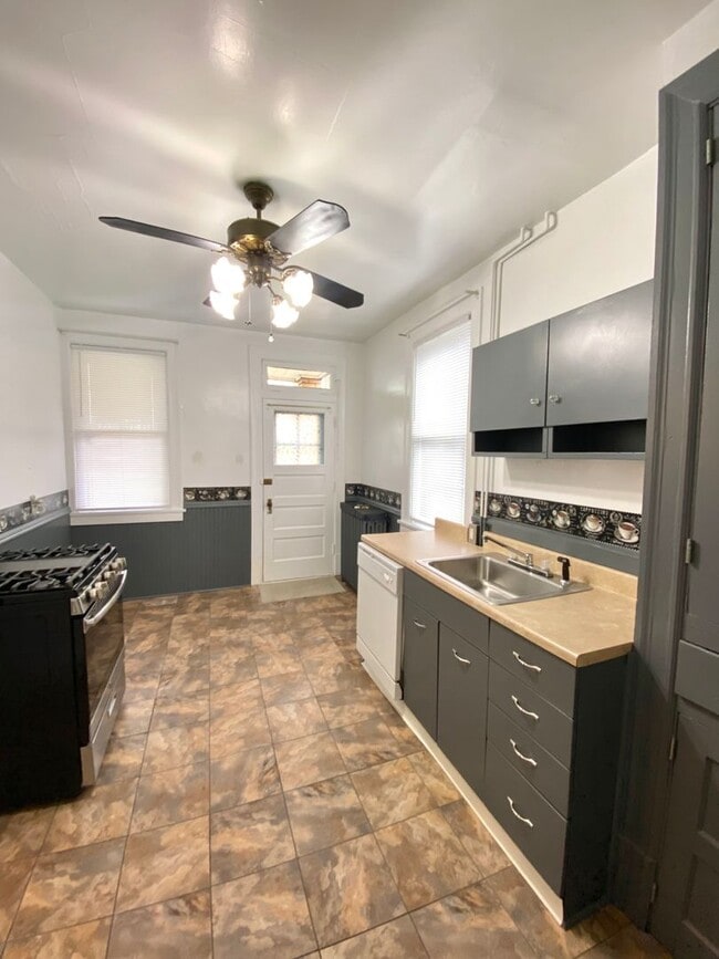 Spacious 3 Bed, 1 Bath Home Available Dece... House Rental in East