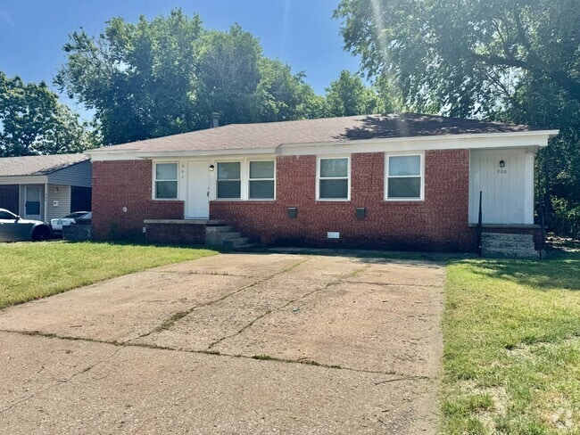 Building Photo - 902 E Rose Dr Rental