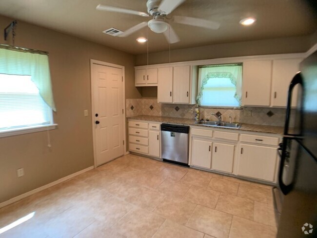 Building Photo - Northwest OKC 3 Bed 2 Bath For Rent! Rental